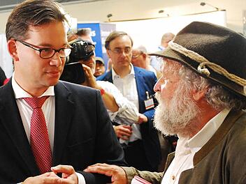 Hut ab: Walter Adam (rechts) holte gegen Florian Pronold ein Drittel der Stimmen bei der Wahl zum Landesvorsitzenden. Fotos: Günter Flegel