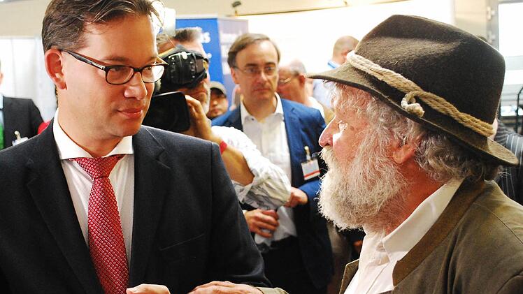 Hut ab: Walter Adam (rechts) holte gegen Florian Pronold ein Drittel der Stimmen bei der Wahl zum Landesvorsitzenden. Fotos: Günter Flegel