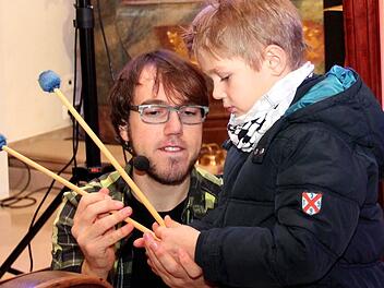 Christoph Günther erklärt Bastian die Haltung der Schlägel Foto: J. Blum