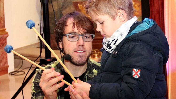 Christoph Günther erklärt Bastian die Haltung der Schlägel Foto: J. Blum