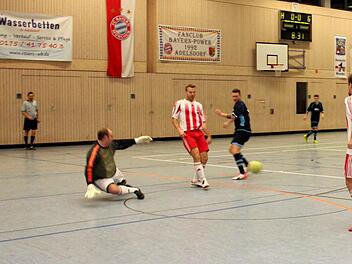 Heiß ging es im Endspiel Bierpropheten gegen Rot Weißes Ballett zu. Fotos: Johanna Blum
