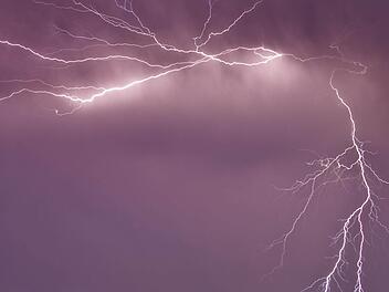 Am Wochenende stehen Wolken, Schauer und Gewitter im Wechsel.Symbolbild: Patrick Pleul/dpa