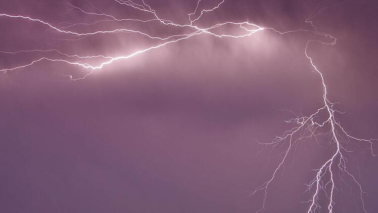 Am Wochenende stehen Wolken, Schauer und Gewitter im Wechsel.Symbolbild: Patrick Pleul/dpa