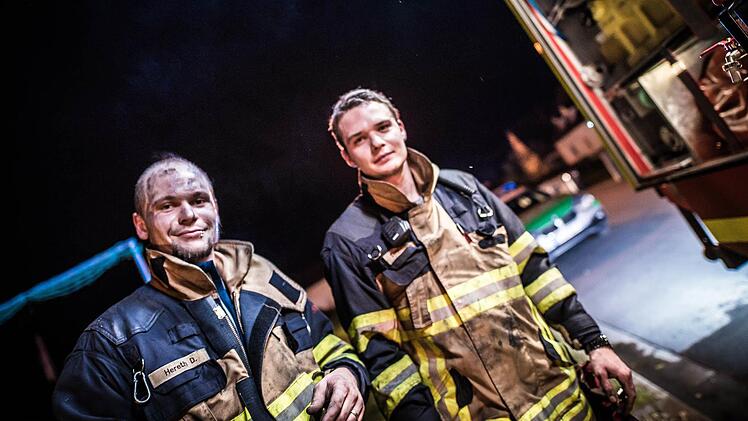 Beim Innenangriff setzte die Feuerwehr Schweren Atemschutz ein. Foto: Alexander Muck