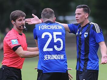 Andre Jernudow (M.) und Sandro Gumbrecht (r.) diskutieren mit Schiedsrichter Philipp Götz (l.) - eine vielbeobachtete Szene im Spiel, das die Jahn Forchheim gegen Don Bosco Bamberg mit 1:3 verlor.  Foto: Andi Bär