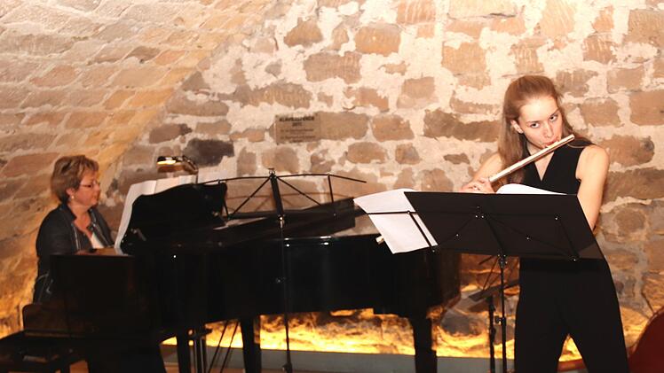 Henrike Fröhlich (Querflöte) am Flügel begleitet von Jelena Roos  Foto: Johanna Blum