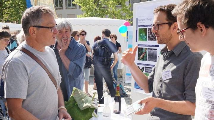 Der Lehrstuhl für Feststoff- und Grenzflächenverfahrenstechnik aus dem Department für Chemie und Bioingenieurwesen informierte über den Lotuseffekt. Wasser perlt an dieser Pflanze (leicht verwelkt im Bild) einfach ab. Dieser Effekt lässt sich wissenschaftlich nutzen.
