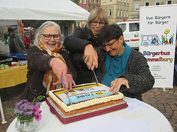 Die Initiatorinnen (von links) Angelika Beichel, Annemarie Fell und Beate Ritter-Schilling schneiden die Geburtstagstorte für das Bürberbus-Jubiläum an. Winfried Ehling
