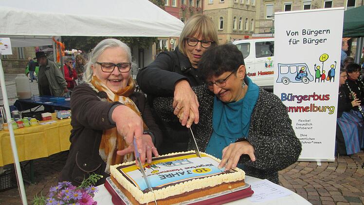 Die Initiatorinnen (von links) Angelika Beichel, Annemarie Fell und Beate Ritter-Schilling schneiden die Geburtstagstorte für das Bürberbus-Jubiläum an. Winfried Ehling