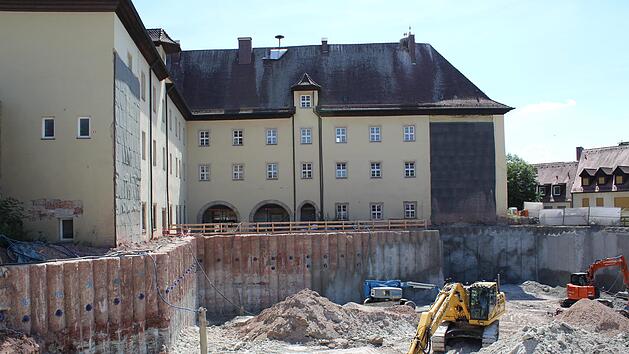 Die Baugrube ist bis zu 6,50 Meter tief.   Foto: Verena Stephan