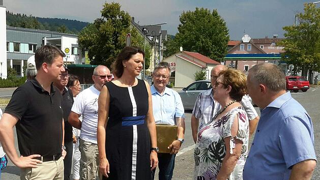 Schon lange ein Thema ist die Umgestaltung des Bad Br&uuml;ckenauer Bahnhofsareals. Selbst die damalige bayerische Staatsministerin f&uuml;r Wohnen, Bau und Verkehr, Ilse Aigner (Bildmitte), informierte sich bereits Anfang August 2018 an Ort und Stelle. Foto: Rolf Pralle