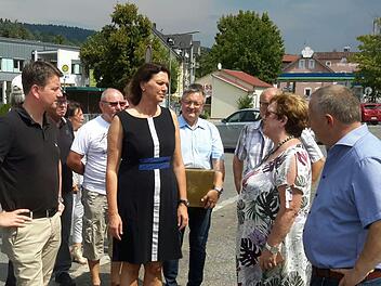 Schon lange ein Thema ist die Umgestaltung des Bad Brückenauer Bahnhofsareals. Selbst die damalige bayerische Staatsministerin für Wohnen, Bau und Verkehr, Ilse Aigner (Bildmitte), informierte sich bereits Anfang August 2018 an Ort und Stelle. Foto: Rolf Pralle