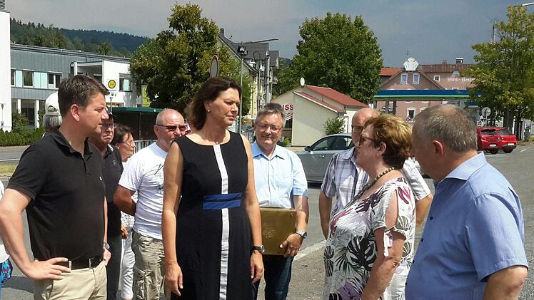 Schon lange ein Thema ist die Umgestaltung des Bad Brückenauer Bahnhofsareals. Selbst die damalige bayerische Staatsministerin für Wohnen, Bau und Verkehr, Ilse Aigner (Bildmitte), informierte sich bereits Anfang August 2018 an Ort und Stelle. Foto: Rolf Pralle