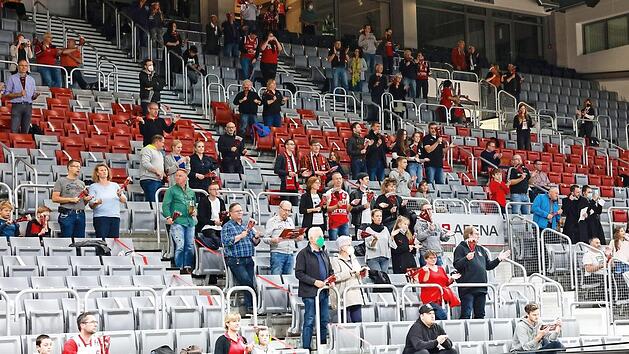 Bis zu vier Personen durften maximal nebeneinander sitzen. Nicht freigegebene Sitzschalen wurden abgeklebt. Fotos: Daniel L&ouml;b