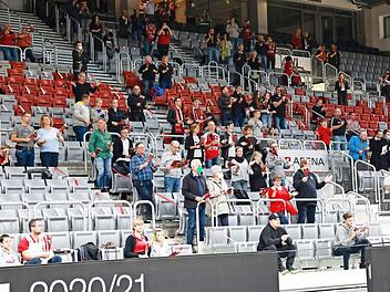 Bis zu vier Personen durften maximal nebeneinander sitzen. Nicht freigegebene Sitzschalen wurden abgeklebt. Fotos: Daniel Löb