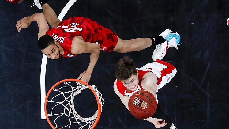Der Bamberger Aufbauspieler Bennet Hundt zieht an Cameron Hunt vorbei und erzielt mit einem Korbleger zwei Punkte. Foto: Daniel Löb