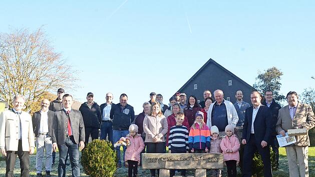 Im Gemeindeteil Brauersdorf wurde der freiwilligen Eingemeindung nach Rothenkirchen vor 50 Jahren gedacht. Mit im Bild, vorne von links: Landrat Klaus L&ouml;ffler, B&uuml;rgermeister Stefan Heinlein sowie (von rechts) Zweiter B&uuml;rgermeister Wolfgang F&ouml;rtsch und Dritter B&uuml;rgermeister Klaus Dressel