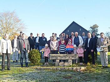Im Gemeindeteil Brauersdorf wurde der freiwilligen Eingemeindung nach Rothenkirchen vor 50 Jahren gedacht. Mit im Bild, vorne von links: Landrat Klaus Löffler, Bürgermeister Stefan Heinlein sowie (von rechts) Zweiter Bürgermeister Wolfgang Förtsch und Dritter Bürgermeister Klaus Dressel