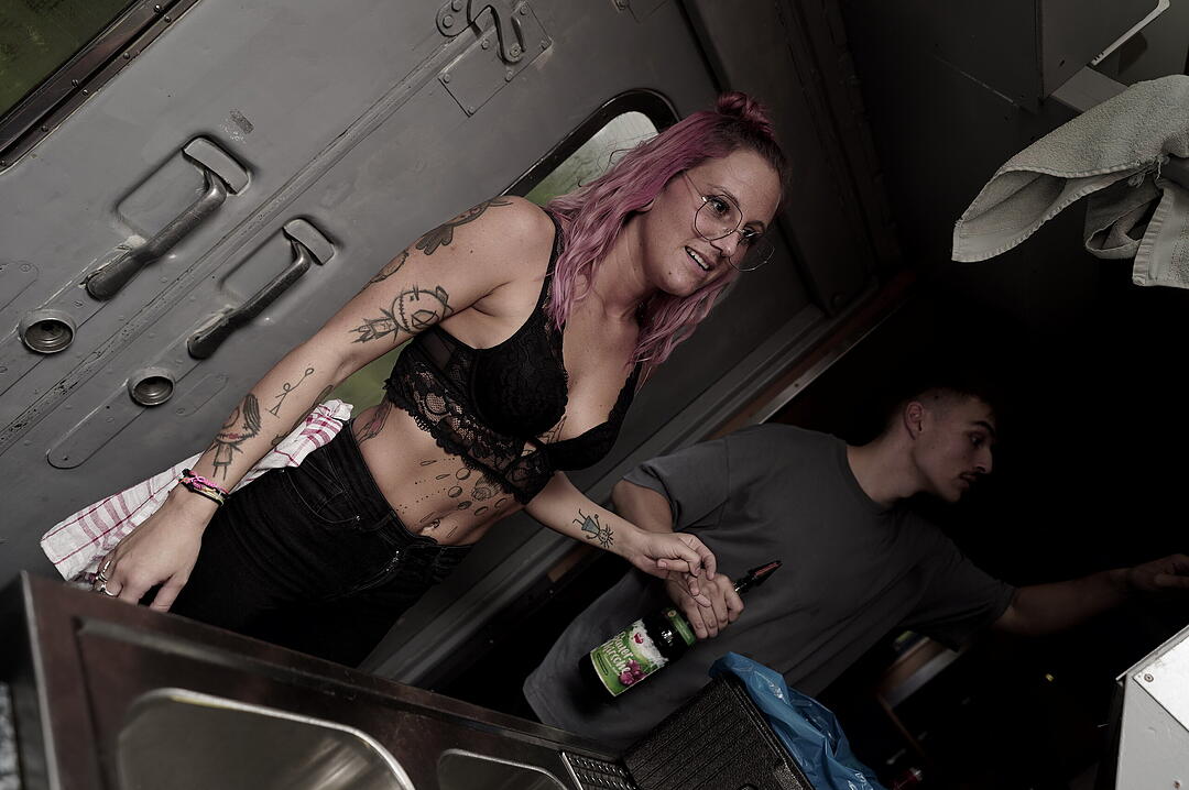 Party im Zug - Raver*innen tanzen zu Techno-Beats