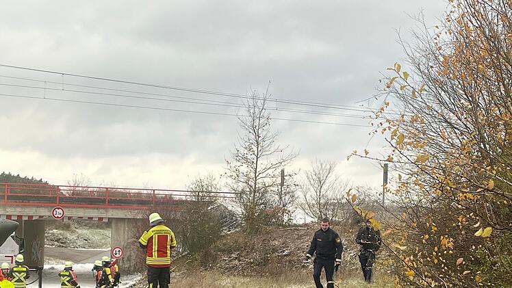 Auto rast gegen Brücke: Person stirbt bei schwerem Verkehrsunfall