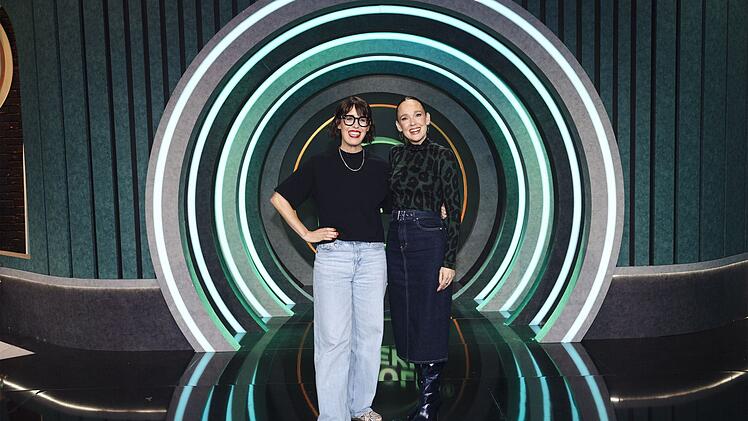 Mit Studiogast Eva Karl Faltermeier (links) tauschte sich Carolin Kebekus über Endometriose aus.