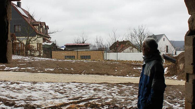 Helmut Wesolek an der Stelle, an der später sein Wintergarten stehen soll.