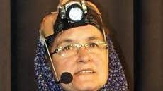 Eine geschenkte Stirnlampe ist nützlich für Gisela Brech auf ihren nächtlichen Touren.