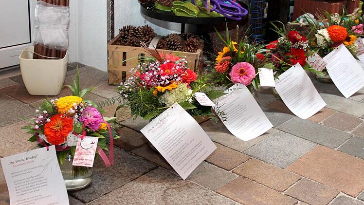 Die Sträuße warten aufs Verteilen Foto: Johanna Blum