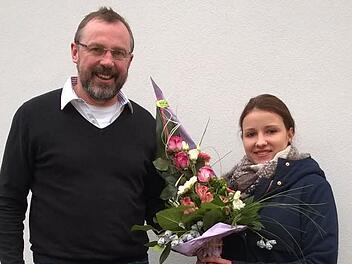 Geschäftsführer Lorenz Ulsamer überreichte seinem ehemaligen Azubi Sophia Saar (rechts) einen Blumenstrauß. Foto: Firma Ulsamer