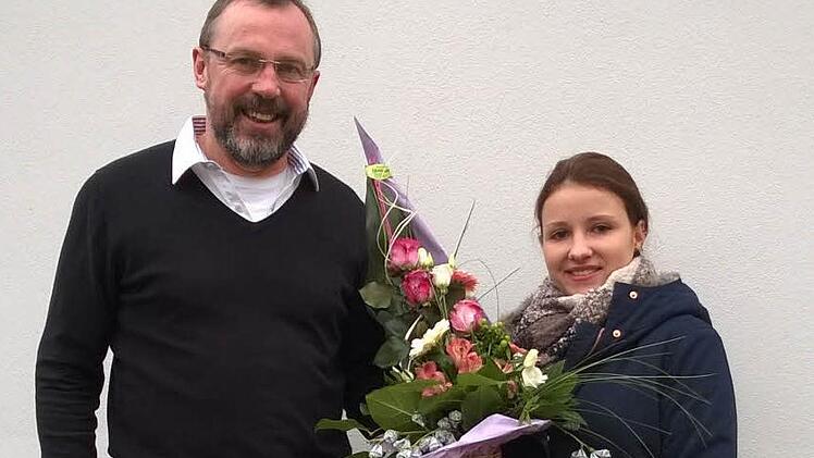 Geschäftsführer Lorenz Ulsamer überreichte seinem ehemaligen Azubi Sophia Saar (rechts) einen Blumenstrauß. Foto: Firma Ulsamer