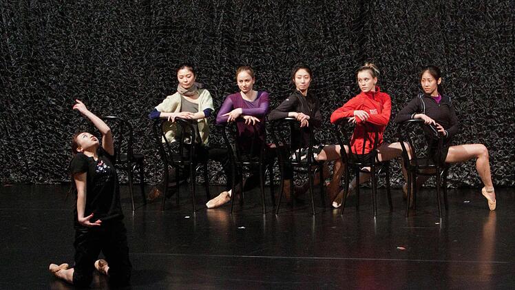 Einblicke in den nächsten Coburger Ballettabend bot eine Soirée im Landestheater. "Hypnotic Poison" feiert am 28. Februar Premiere in Coburg. Probenszene aus Mark McClains "Bewitched, bothered & bewildered".Foto: Jochen Berger