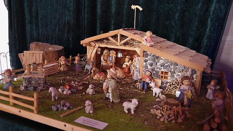 Bei der Krippe voller Hummel-Figuren von Matthias Karl aus Knellendorf handelt es sich um ein Hochzeitsgeschenk.