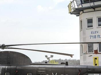 Der Hubschrauber CH-53 steht auf dem Rollfeld am Haßfurter Flugplatz, nachdem er mit dem Tower kollidiert war. Fotos: Barbara Herbst