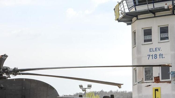 Der Hubschrauber CH-53 steht auf dem Rollfeld am Haßfurter Flugplatz, nachdem er mit dem Tower kollidiert war. Fotos: Barbara Herbst