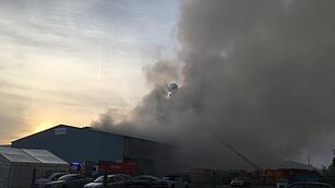Großbrand in Nürnberg: Rauchwolken ziehen über die Stadt