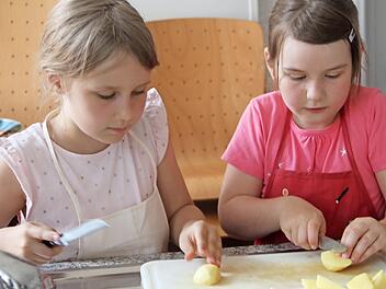 Hier werden die Kartoffeln f&uuml;r die Beilage zubereitet.