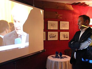 Jürgen Baumgärtner hielt sich bei seiner Wahlparty auch über das Geschehen in München auf dem Laufenden. Hier verfolgt er gerade ein Interview mit CSU-Parteichef Horst Seehofer. Foto: Marco Meißner