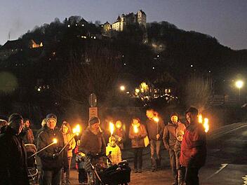 Vor allem die Kinder hatten ihren Spaß an der Fackelwanderung, die in einer Feier am Lagerfeuer endete.  Foto: Reinhard Löwisch