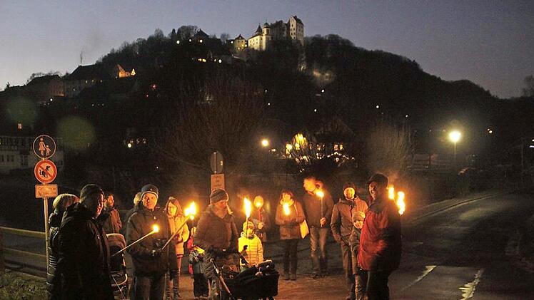 Vor allem die Kinder hatten ihren Spaß an der Fackelwanderung, die in einer Feier am Lagerfeuer endete.  Foto: Reinhard Löwisch