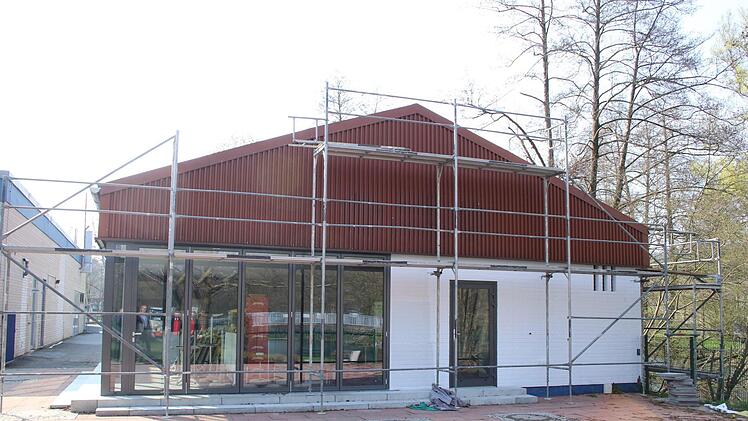 Der Kisok wird gestrichen. Foto: Jürgen Gärtner