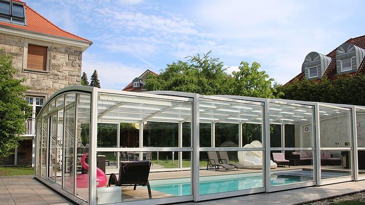 Wie ein Cabriodach: Das Hallenbad lässt sich minutenschnell in ein Freibad verwandeln. Foto: Stephan Tiroch