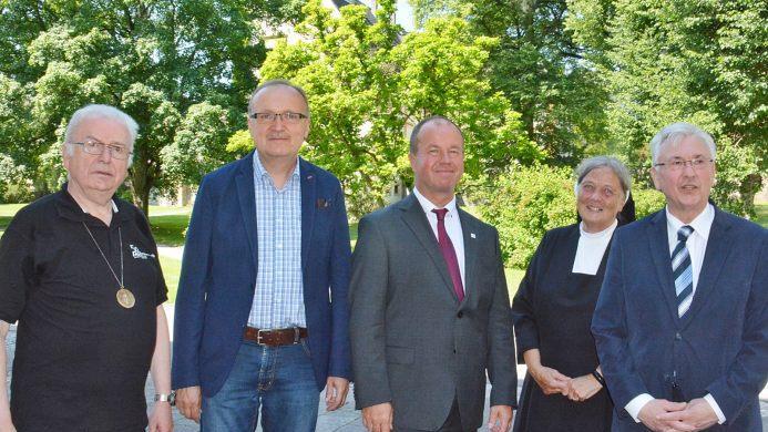 Gemeinsames Foto (von links): Pater Gottfried Scheer, Gemeindereferent Peter Schott, Gesamtleiter Rainer Waldvogel, Generaloberin Schwester Edith und Direktor Walter Merkt. Foto: Friedrich