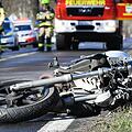 Ein Motorradfahrer und seine Sozia wurden von einem Traktor &uuml;bersehen. Beide wurden schwer verletzt. Symbolfoto: Paul Zinken/dpa
