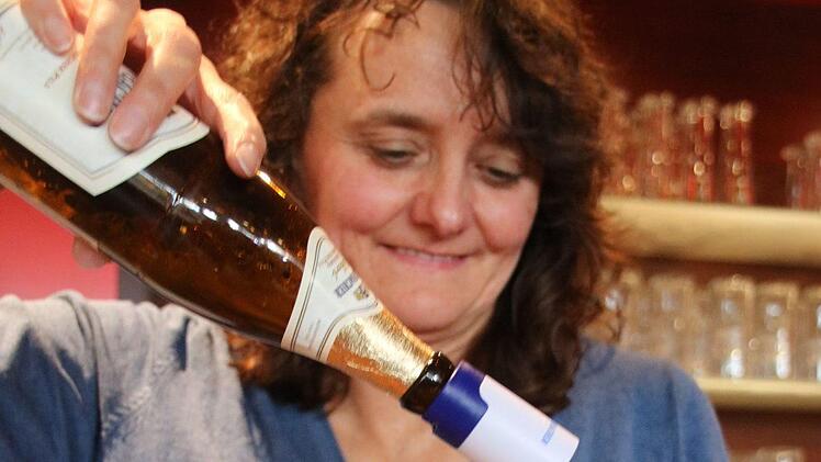 "Das Bier schmeckt so tatsächlich weicher", urteilt Produktmanagerin Birgit Reichardt über die Wirkung des Flaschenaufsatzes beim Einschenken. Alexander Hartmann