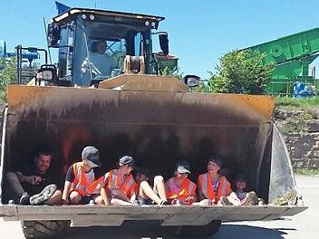 Kinder mit Nils Seidl im Radlader .  Foto: Helga Göbel