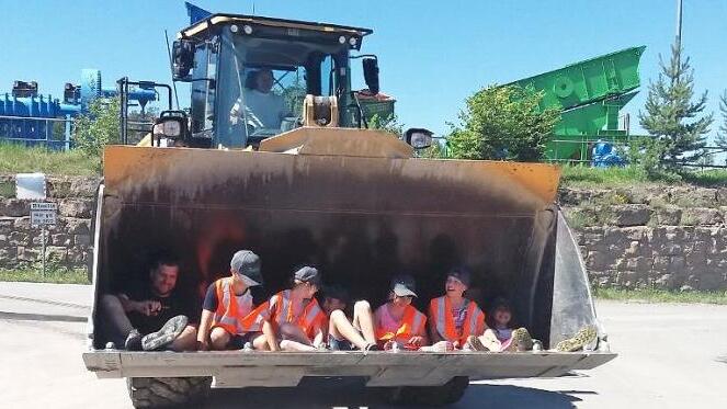 Kinder mit Nils Seidl im Radlader .  Foto: Helga Göbel