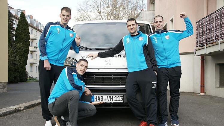 Ein Teil der W&uuml;rzburger Wohnverbindung: (von links) Luca Dierks, Severin Hauke, Janick Sill und Moritz Rauber studieren oder arbeiten in der Domstadt. Oscar Benner, Moritz Zeitler, Nils Rehmeier und Hannes Krochmann waren am Tag des Fotos nicht verf&uuml;gbar.  Foto: Steffen Standke