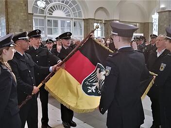 Eine Abordnung der Lehrgangsgruppen wird vereidigt.  Foto: Sigismund von Dobschütz