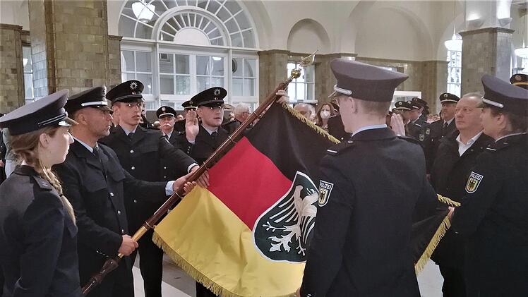 Eine Abordnung der Lehrgangsgruppen wird vereidigt.  Foto: Sigismund von Dobschütz