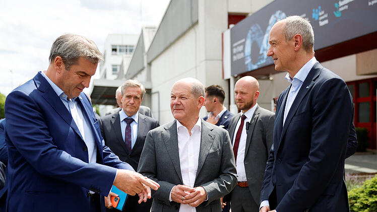 Bundeskanzler Scholz bei Siemens in Bayern